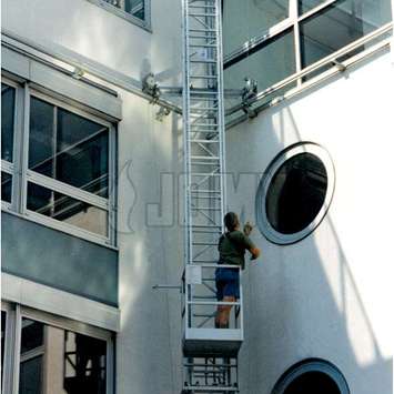 Mobiele hangladder met werkplatform voor een gebogen gevel. Mobiele hangladder met werkplatform voor een gebogen gevel - Building Maintenance Unit